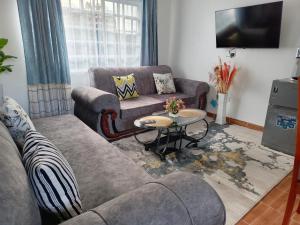 Μια τηλεόραση ή/και κέντρο ψυχαγωγίας στο The kioka gardens 2 bedroom Ensuites