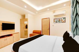 TV a/nebo společenská místnost v ubytování Hotel O Gandhi Hotel