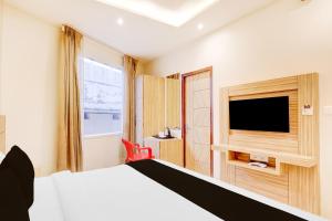 TV a/nebo společenská místnost v ubytování Hotel O Gandhi Hotel