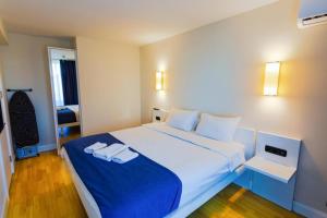 Ένα ή περισσότερα κρεβάτια σε δωμάτιο στο Orbi city C block Panorama 3bedroom