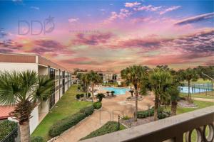 Una vista de un resort con piscina y palmeras. en Ocean Club Villa B-319, en Biloxi