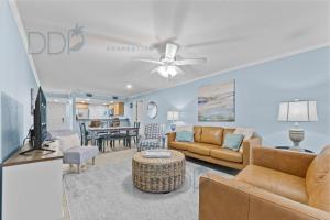 Una sala de estar con un sofá y un televisor. en Ocean Club Villa B-319, en Biloxi
