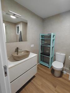 ein Badezimmer mit Waschbecken und Toilette in der Unterkunft Esencia Mediterránea in Vinarós