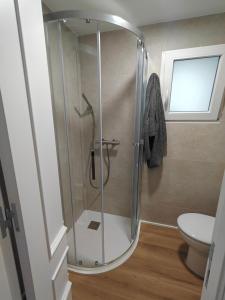 eine Glasdusche in einem Badezimmer mit Toilette in der Unterkunft Esencia Mediterránea in Vinarós + 25 Fotos