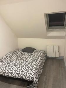 a bedroom with a bed and a flat screen tv at Appartement refait à neuf en centre ville in Bonneuil-sur-Marne