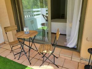 a small table and chairs on a patio with a window at Habitación con baño en vivienda particular - Lagos de Villanueva Golf in Barrio de Jarana