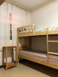 Letto o letti a castello in una camera di Frida Hostel
