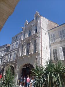 Ein Gebäude mit Leuten, die davor stehen. in der Unterkunft LA ROCHELAISE : Appartement calme & somptueux dans l'hyper centre. in La Rochelle