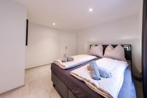 a bedroom with two beds with towels on them at Grosszügige Wohnung an zentraler Lage! in Winterthur