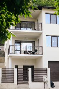 a building with a balcony with a table on it at Flori House in Deva