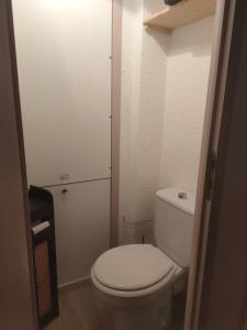a small bathroom with a white toilet in it at Studio Châtel Secteur Linga Proche Pistes in Châtel
