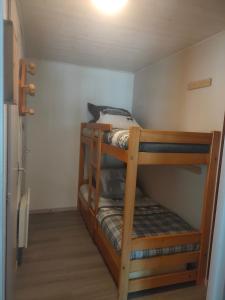 two bunk beds in a small room at Studio Châtel Secteur Linga Proche Pistes in Châtel