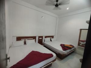 Postel nebo postele na pokoji v ubytování Tanisha inn