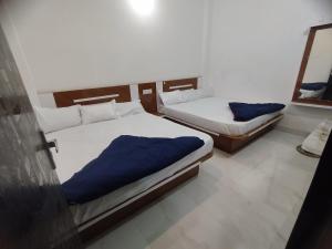 Postel nebo postele na pokoji v ubytování Tanisha inn