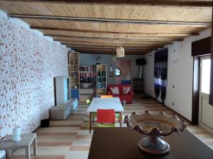 ein Wohnzimmer mit einem Tisch und roten Stühlen in der Unterkunft Mari e Suli in Favara