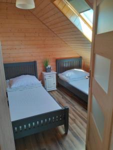 Ένα ή περισσότερα κρεβάτια σε δωμάτιο στο Domki letniskowe Marcelina