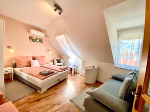 En eller flere senger på et rom på Sasvár Apartman