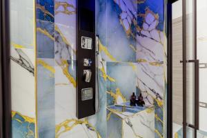 ナポリにあるDove Dormire a Napoli New Opening 2025のバスルーム(青と黄色のタイル張りのシャワー付) +31枚の写真