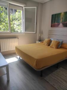 Cama grande en habitación con 2 ventanas en Spacious with free parking in Old Town-Casco Viejo, en Bilbao