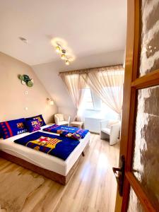 En eller flere senger på et rom på Sasvár Apartman