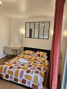a bedroom with a bed with a window and a desk at Chambre avec salon et balcon - Gare Annemasse in Annemasse