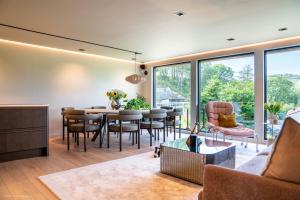 a living room with a table and chairs at Eksklusiv Enebolig med jacuzzi in Bergen