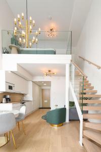 ein Wohnzimmer und ein Esszimmer mit einer Treppe in einem Haus in der Unterkunft Loft Stadium City in Tampere