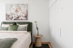 ein Schlafzimmer mit einem Bett und einem Gemälde an der Wand in der Unterkunft Loft Stadium City in Tampere