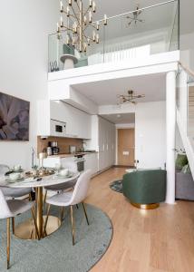 eine Küche und ein Wohnzimmer mit Tisch und Stühlen in der Unterkunft Loft Stadium City in Tampere