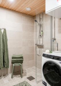 ein Badezimmer mit Dusche und Waschmaschine in der Unterkunft Loft Stadium City in Tampere + 12 Fotos