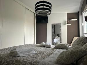 ein Schlafzimmer mit einem Bett mit Kissen darauf in der Unterkunft Apartamento en Cedeira in Cedeira