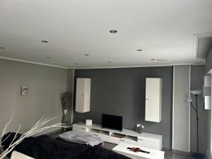 ein Wohnzimmer mit Sofa und Fernseher in der Unterkunft Apartamento en Cedeira in Cedeira