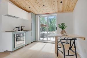 a kitchen with a counter and a table with stools at Rockway Motel in Saint-Rémi-dʼAmherst