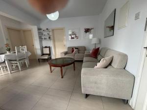 una sala de estar con un sofá y una mesa en Modern 2BR Apartment 70m from Finikoudes beach, en Lárnaca 13 fotos más