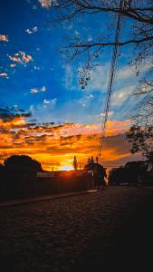 una puesta de sol con la puesta de sol en el cielo en Hospedaje en Obligado Paraguay, a minutos del Rally 2025, en Obligado