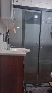 un baño con lavabo y ducha en Hospedaje en Obligado Paraguay, a minutos del Rally 2025, en Obligado