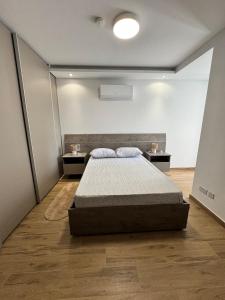 une chambre avec un lit et deux tables de nuit dans l'établissement Sea view Gzira Seafront luxury 3-bedroom Apartment, à Il-Gżira 26 autres photos
