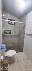 een badkamer met een douche en een toilet. bij Casa Maria do Mar in Florianópolis +8 foto's