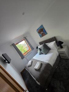 フォレスにあるForres Nightsのベッドと窓のある小さな寝室