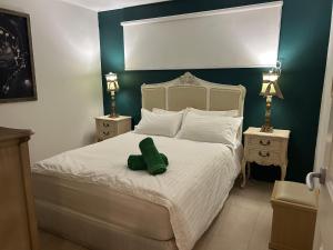 A bed or beds in a room at Whitfords Delight Bed & Breakfast