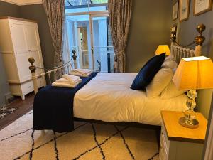 Ένα ή περισσότερα κρεβάτια σε δωμάτιο στο The Garden Flat