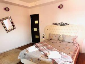 Postel nebo postele na pokoji v ubytování Simple and Cozy Room in Voluntari + 2 fotografie