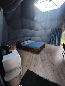 a room with a bed in a tent at Merekalda Glämp  +7 photos