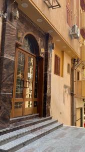 ein Gebäude mit einer Holztür und einigen Treppen in der Unterkunft ALRashedy Hotel Powered by Boutique in Kairo