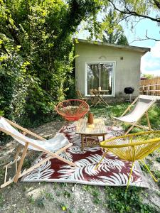 a group of chairs and tables in a yard at Le kiosque 