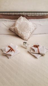 - un lit avec 2 serviettes et une robe dans l'établissement Relax nella Natura, à Bolano