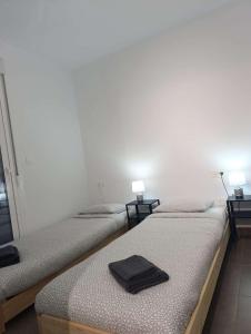 twee bedden naast elkaar in een kamer bij Casa Familiar in Puerto Marino +45 foto's