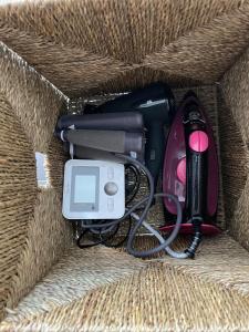 een doos met daarin een pistool en een lader bij Casa Familiar in Puerto Marino