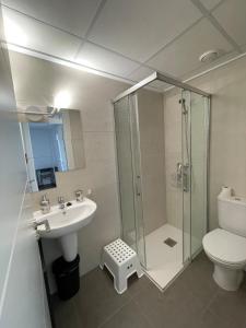 een badkamer met douche, wastafel en toilet bij Casa Familiar in Puerto Marino