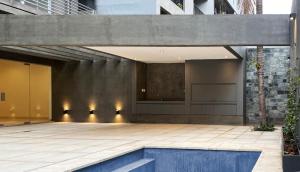 a building with a pool in a courtyard at Rincón de Barrio Sur in San Miguel de Tucumán